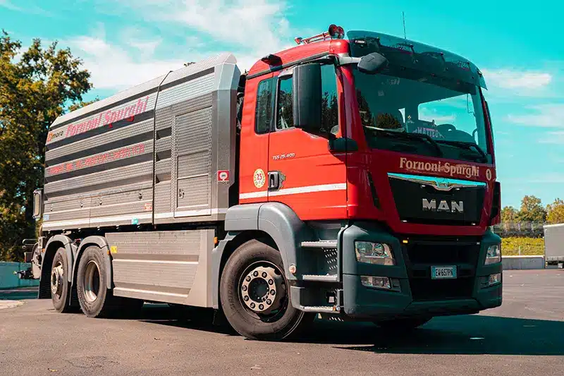 Camion di Fornoni Spurghi, azienda attiva in provincia di Monza Brianza per servizi ambientali.