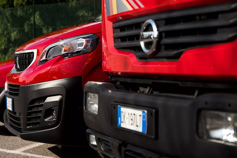 dettaglio-furgone-rosso-e-macchina-rossa-di-fornoni-spurghi-azienda-attiva-a-Milano-e-Monza-Brianza-per-servizi-ambientali Dettaglio furgone rosso e macchina rossa di Fornoni Spurghi, azienda attiva a Milano e Monza Brianza, per servizi ambientali.
