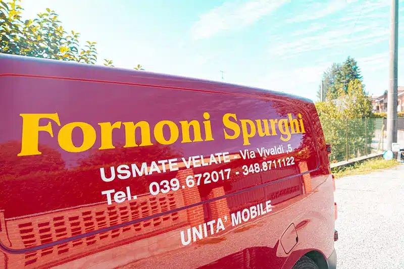 dettaglio-unità-mobile-rossa-e-scritta-gialla-fornoni-spurghi-attiva-a-Monza-Brianza-e-Milano-con-sede-e-contatti-telefonici Dettaglio unità mobile rossa e scritta gialla Fornoni Spurghi, attiva a Monza Brianza e Milano, con sede e contatti telefonici.