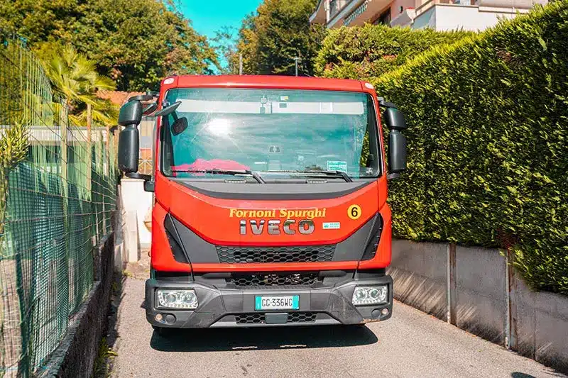 frontale-camion-rosso-iveco-di-fornoni-spurghi-ditta-attiva-a-monza-brianza-e-milano Frontale camion rosso Iveco di Fornoni Spurghi, ditta attiva a Monza Brianza e Milano.