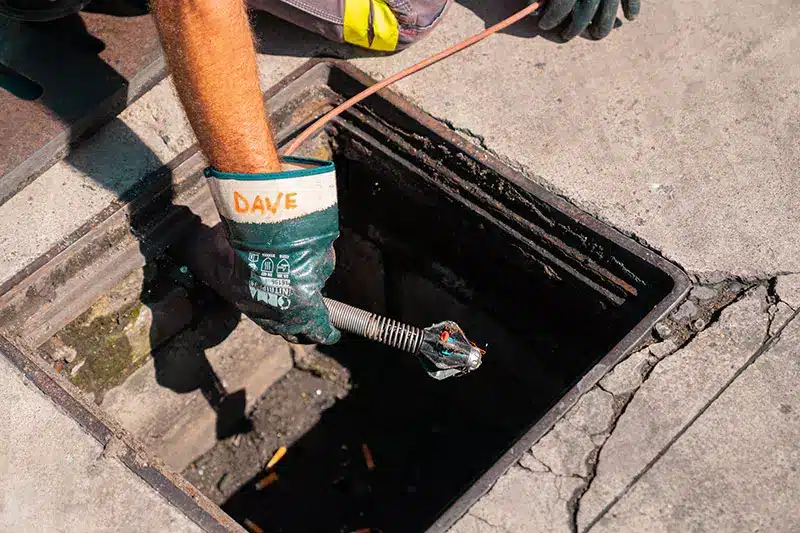 operatore-con-guanto-verde-e-scritta-dave-monitora-lo-stato-delle-condotte-con-avanzate-tecnologie-di-videoispezione Operatore con guanto verde e scritta Dave monitora lo stato delle condotte con avanzate tecnologie di videoispezione.