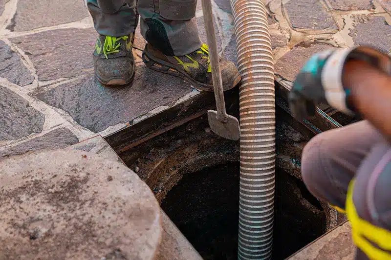 operatori-effettuano-lavaggi-idrodinamici-con-attrezzatura-canal-jet-per-spurgo-pozzi-neri-a-monza-brianza-e-milano Operatori effettuano lavaggi idrodinamici con attrezzatura Canal-Jet per spurgo pozzi neri a Monza Brianza e Milano.