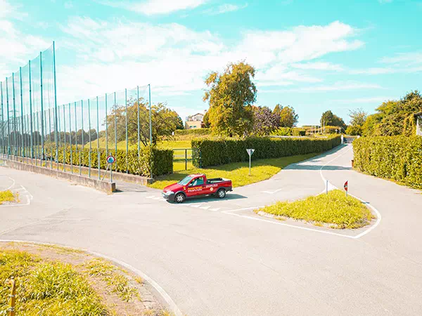 ripresa-da-lontano-di-autospurgo-rossa-di-fornoni-spurghi-ditta-attiva-a-monza-brianza-e-milano Ripresa da lontano di Autospurgo rossa di Fornoni Spurghi, ditta attiva a Monza Brianza e Milano.