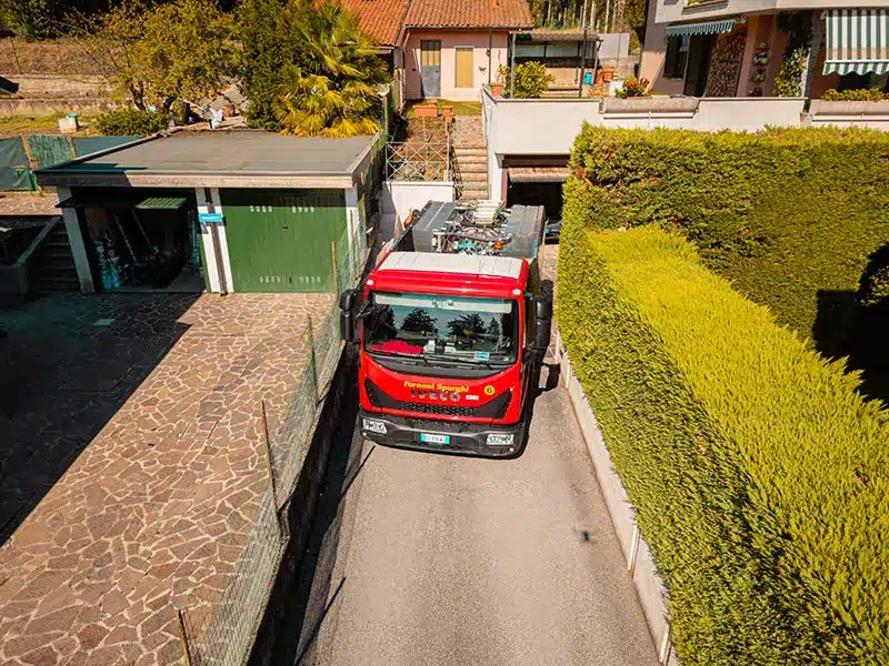 ripresa-dall-alto-camion-spurgo-iveco-rosso-di-fornoni-spurghi-ditta-attiva-a-monza-brianza-e-milano Ripresa dall’alto camion spurgo Iveco rosso di Fornoni Spurghi, ditta attiva a Monza Brianza e Milano.