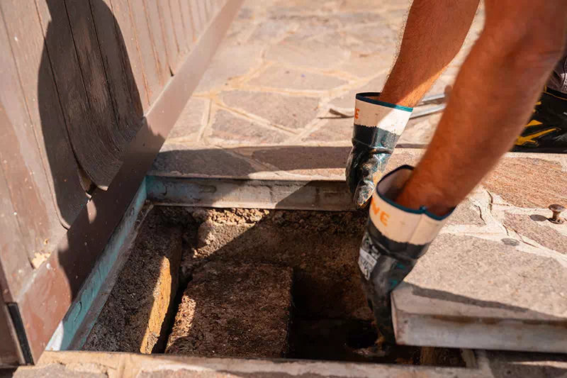 sequenza-numero-tre-di-un-operatore-della-ditta-Fornoni-Ivana-attiva-a-Monza-Brianza-e-Milano-mentre-apre-una-fossa-biologica-per-spurgo Sequenza numero tre di un operatore della ditta Fornoni Ivana, attiva a Monza Brianza e Milano, mentre apre una fossa biologica per spurgo.