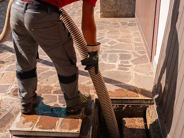 Spurgo di pozzi neri a Monza Brianza: contenitori interrati a tenuta stagna che raccolgono acque nere e rifiuti liquidi.