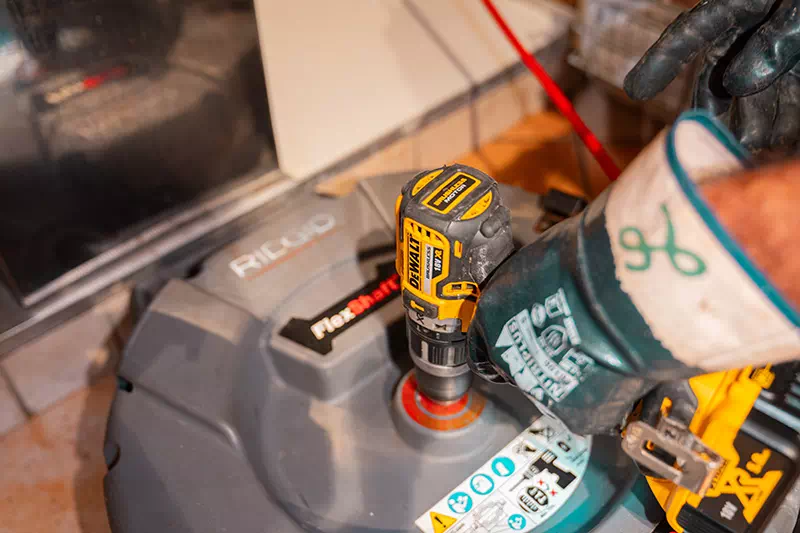 trapano-a-percussione-di-dewalt-modello-brushless-18V-XR-per-stasatura-tubi-a-monza-brianza-e-milano