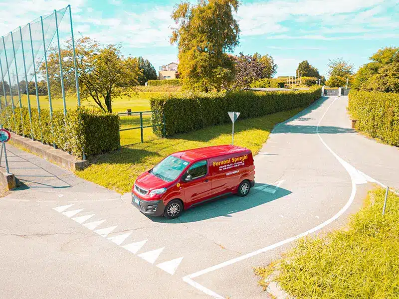 unità-mobile-rossa-della-ditta-fornoni-spurghi-attiva-nelle-provincie-di-monza-brianza-e-milano-con-sede-e-contatto-telefonico