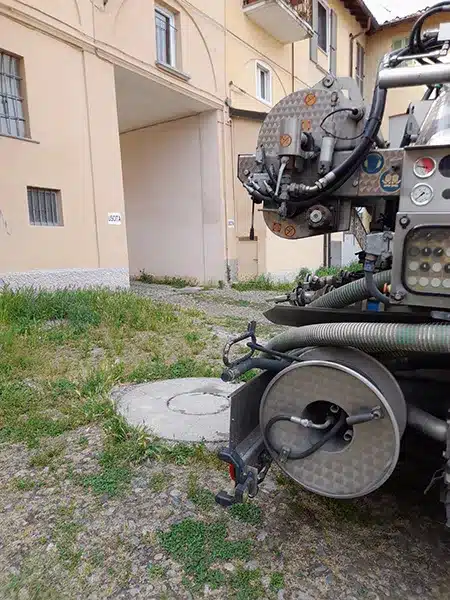 Lavori in strada per spurgo di pozzi neri a Milano e Monza Brianza.