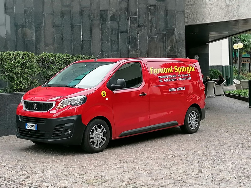unita-mobile-rossa-con-contatti-di-fornoni-spurghi Unità mobile rossa con contatti di Fornoni Spurghi.